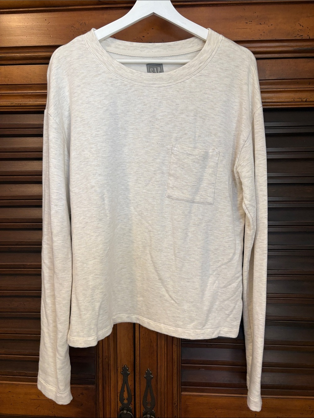GAP Cream Long Sleeve Pocket lightweight sweatshirt. Medium TALL